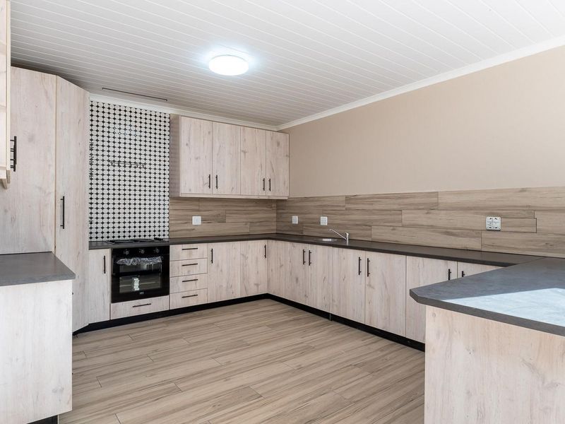 4 Bedroom family home - Photo 3