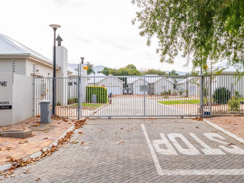 Modern open plan 2 bedroom lock up and go with stunning mountain views! - Photo 1