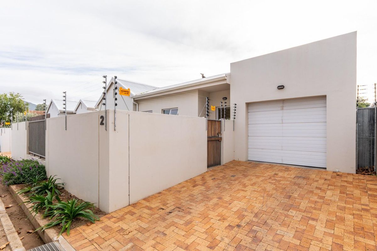 Modern open plan 2 bedroom lock up and go with stunning mountain views! - Photo 4