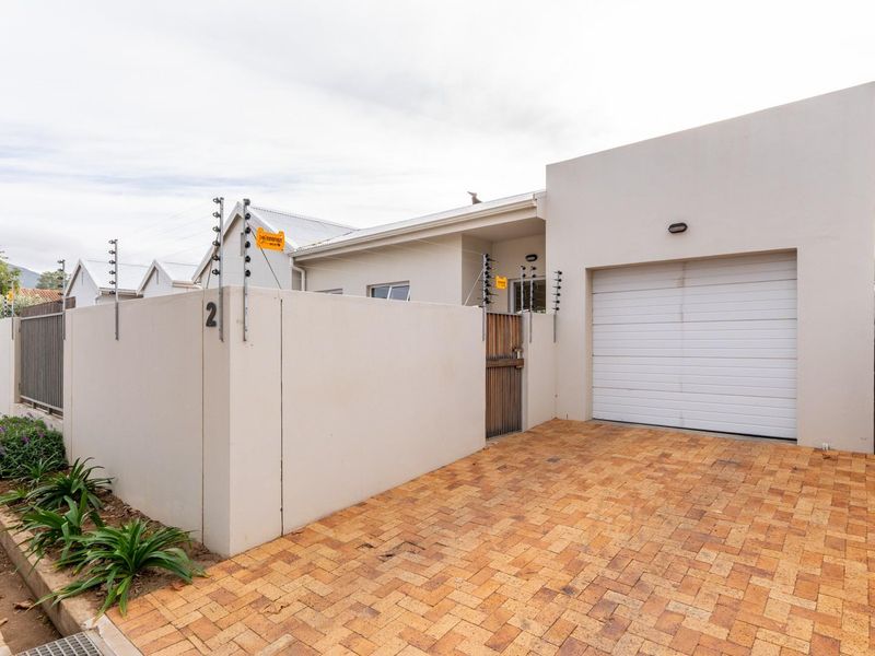Modern open plan 2 bedroom lock up and go with stunning mountain views! - Photo 4