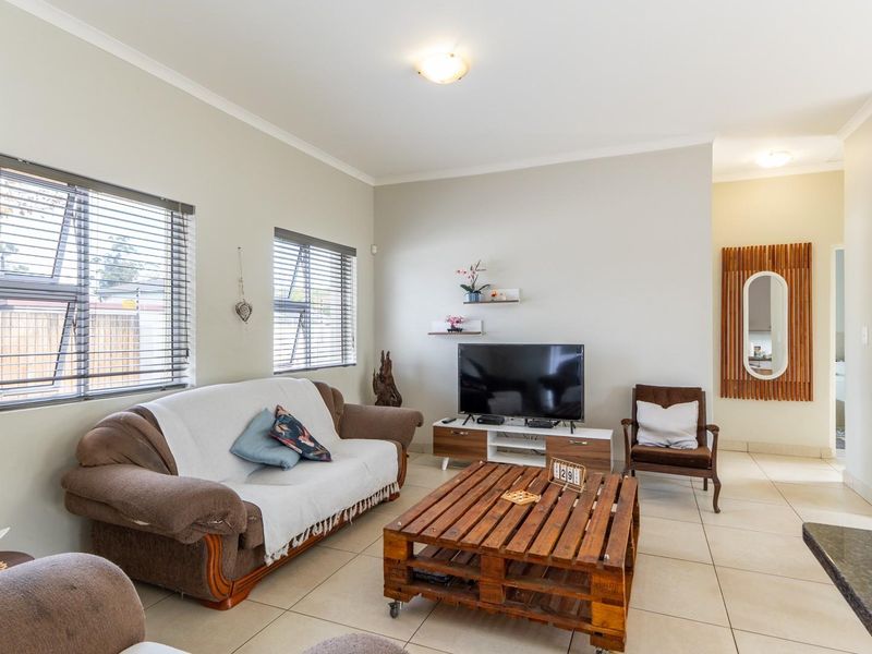 Modern open plan 2 bedroom lock up and go with stunning mountain views! - Photo 10