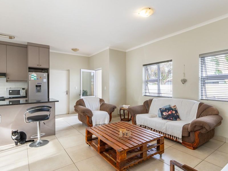 Modern open plan 2 bedroom lock up and go with stunning mountain views! - Photo 9