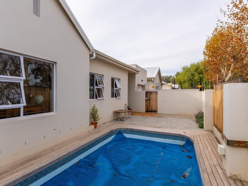 Modern open plan 2 bedroom lock up and go with stunning mountain views! - Photo 8