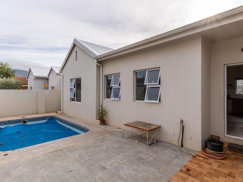 Modern open plan 2 bedroom lock up and go with stunning mountain views! - Photo 6