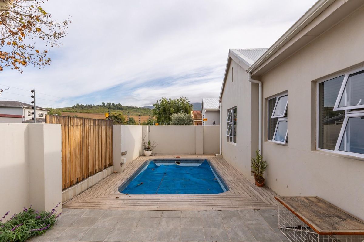 Modern open plan 2 bedroom lock up and go with stunning mountain views! - Photo 5