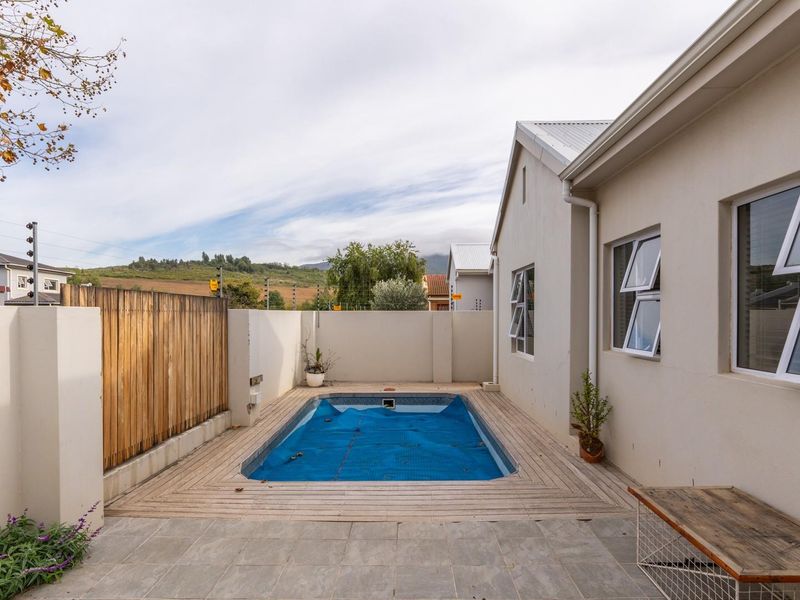 Modern open plan 2 bedroom lock up and go with stunning mountain views! - Photo 5