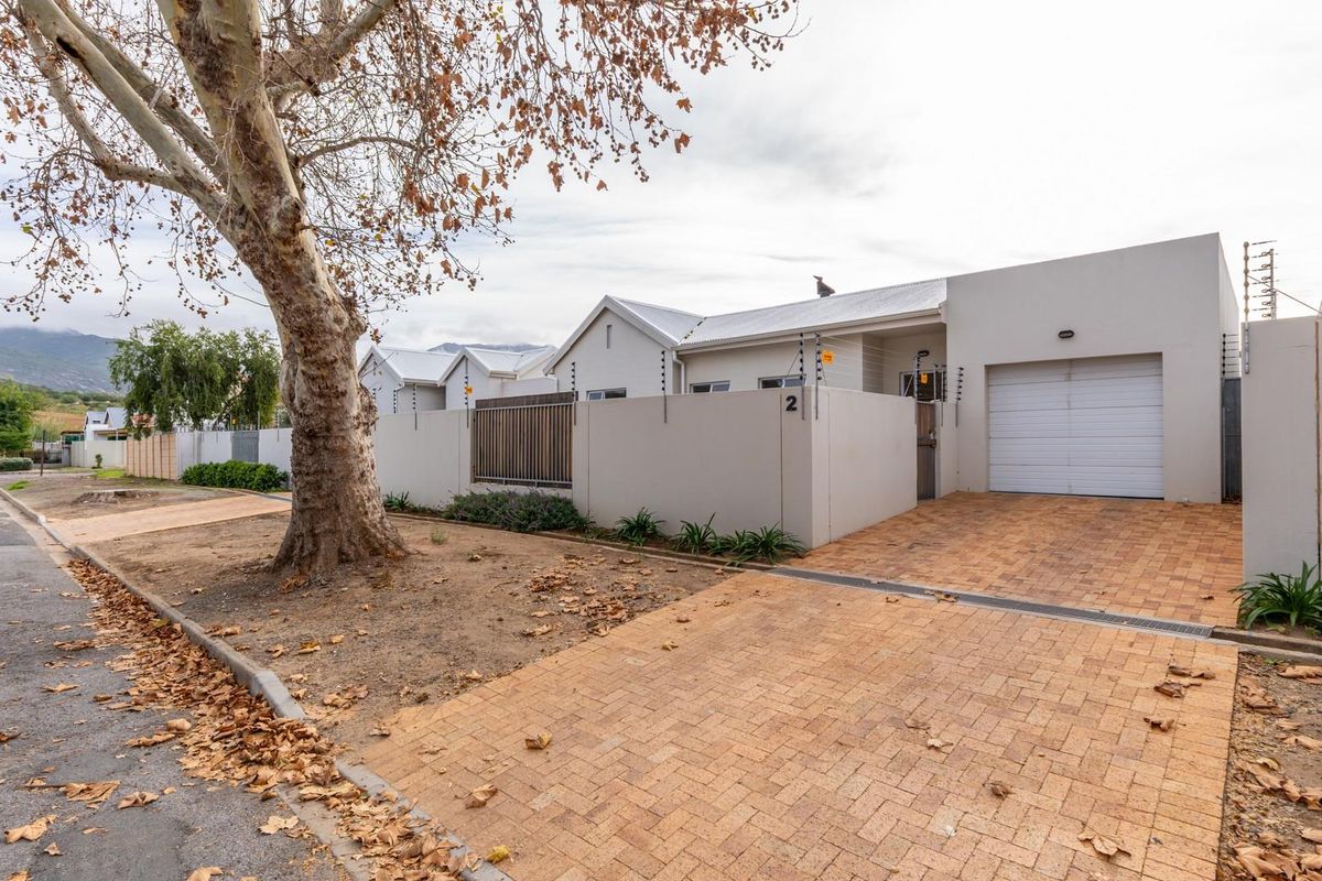 Modern open plan 2 bedroom lock up and go with stunning mountain views! - Photo 3