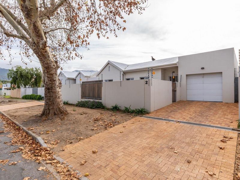 Modern open plan 2 bedroom lock up and go with stunning mountain views! - Photo 3