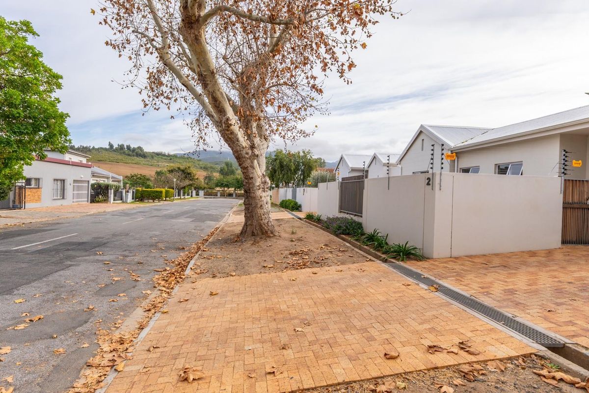 Modern open plan 2 bedroom lock up and go with stunning mountain views! - Photo 2
