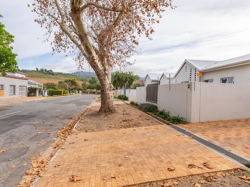 Modern open plan 2 bedroom lock up and go with stunning mountain views! - Photo 2