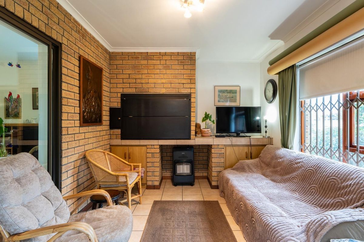 Brand New Sole Mandate - Secure Face-brick Townhouse Living - Photo 2