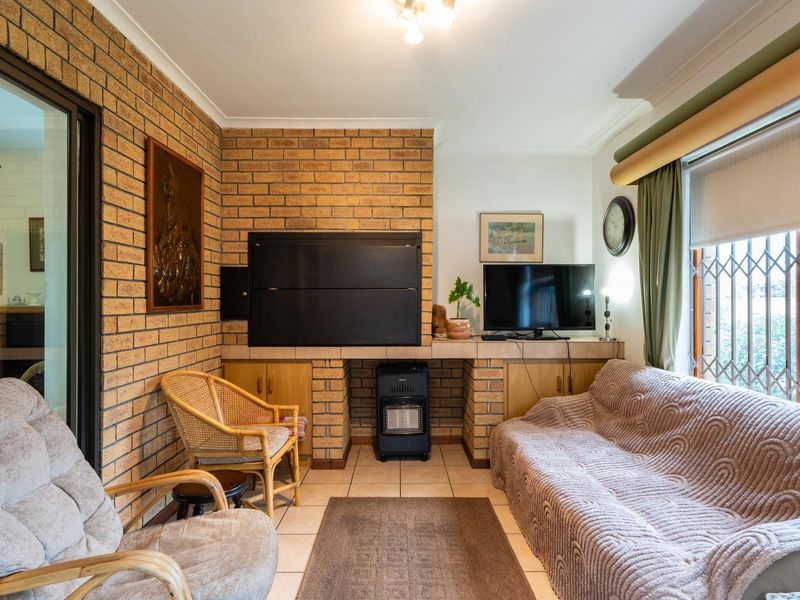 Brand New Sole Mandate - Secure Face-brick Townhouse Living - Photo 2