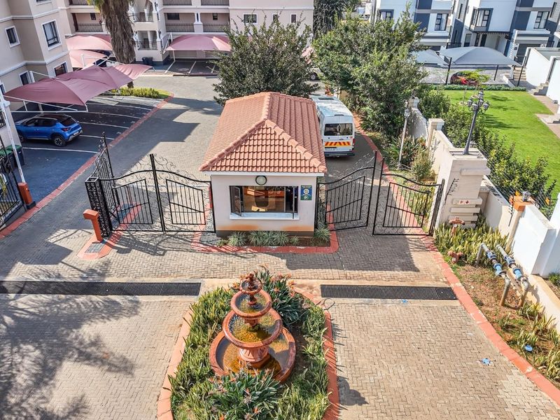 CHARMING GROUND FLOOR UNIT IN A QUIET ESTATE WITH GREAT SHARED AMENITIES - Photo 1