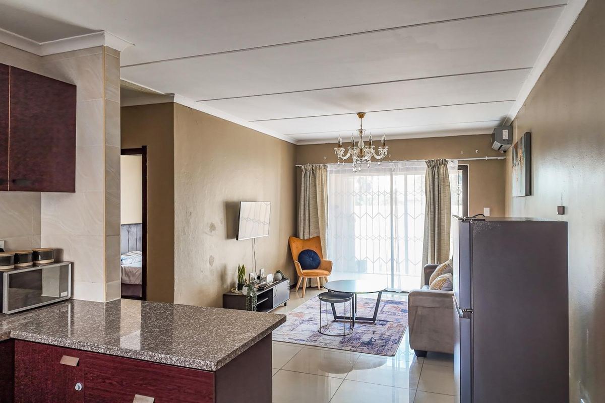 CHARMING GROUND FLOOR UNIT IN A QUIET ESTATE WITH GREAT SHARED AMENITIES - Photo 5