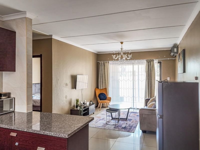 CHARMING GROUND FLOOR UNIT IN A QUIET ESTATE WITH GREAT SHARED AMENITIES - Photo 5