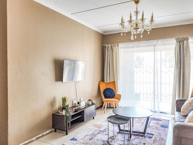 CHARMING GROUND FLOOR UNIT IN A QUIET ESTATE WITH GREAT SHARED AMENITIES - Photo 9