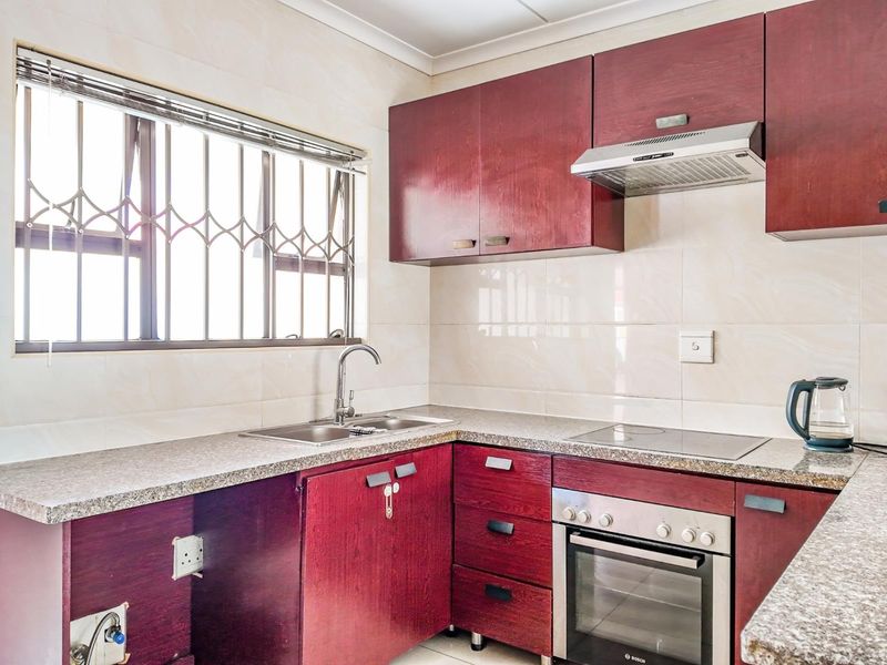 CHARMING GROUND FLOOR UNIT IN A QUIET ESTATE WITH GREAT SHARED AMENITIES - Photo 8