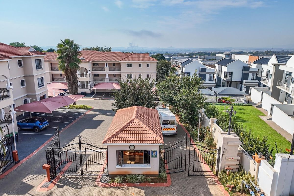 CHARMING GROUND FLOOR UNIT IN A QUIET ESTATE WITH GREAT SHARED AMENITIES - Photo 2