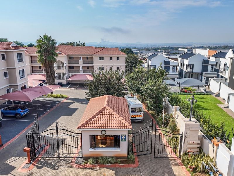 CHARMING GROUND FLOOR UNIT IN A QUIET ESTATE WITH GREAT SHARED AMENITIES - Photo 2