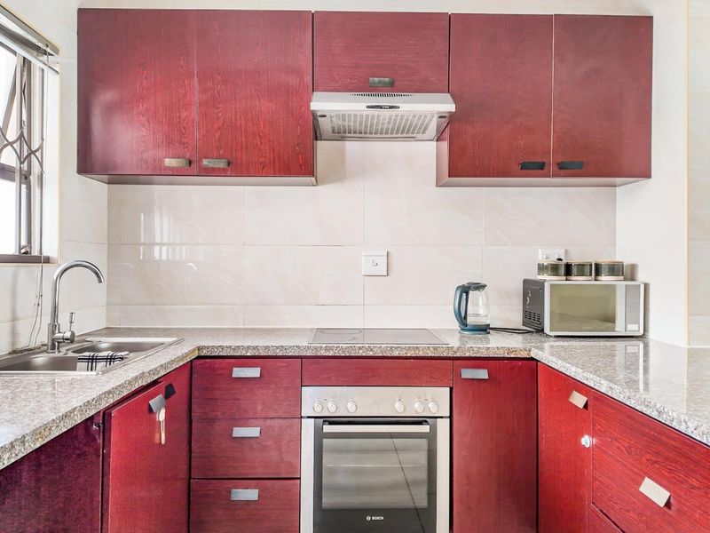 CHARMING GROUND FLOOR UNIT IN A QUIET ESTATE WITH GREAT SHARED AMENITIES - Photo 7