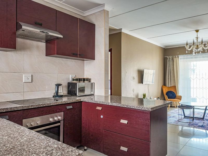 CHARMING GROUND FLOOR UNIT IN A QUIET ESTATE WITH GREAT SHARED AMENITIES - Photo 6