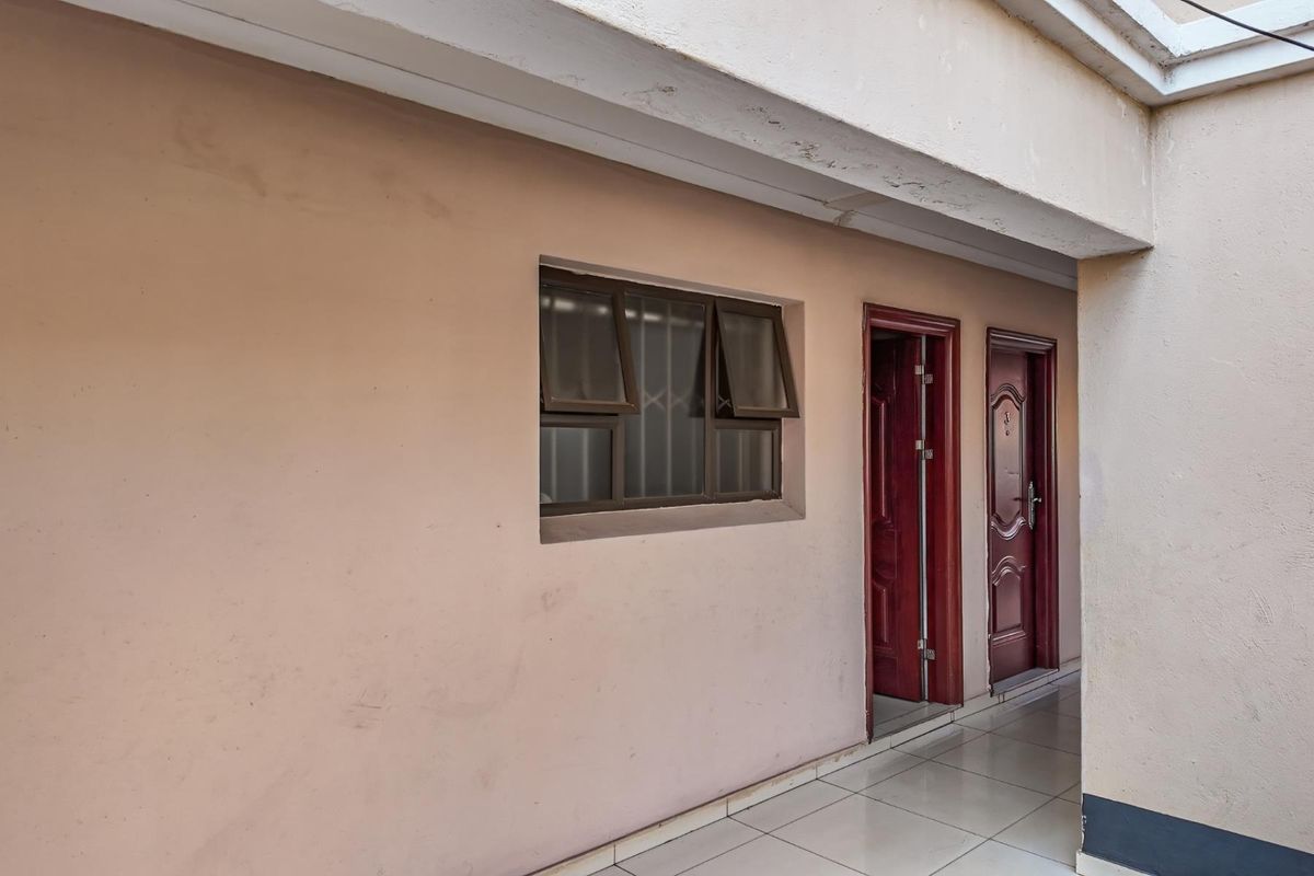 CHARMING GROUND FLOOR UNIT IN A QUIET ESTATE WITH GREAT SHARED AMENITIES - Photo 4