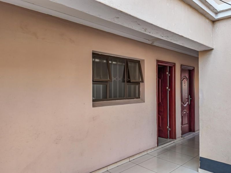 CHARMING GROUND FLOOR UNIT IN A QUIET ESTATE WITH GREAT SHARED AMENITIES - Photo 4