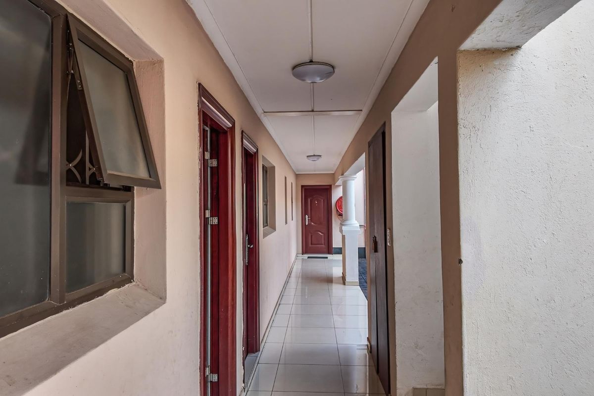 CHARMING GROUND FLOOR UNIT IN A QUIET ESTATE WITH GREAT SHARED AMENITIES - Photo 3