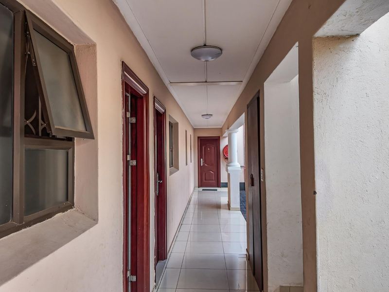 CHARMING GROUND FLOOR UNIT IN A QUIET ESTATE WITH GREAT SHARED AMENITIES - Photo 3