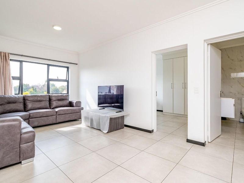 Modern Living in the Heart of Bryanston  - Airbnb Estate! - Photo 10