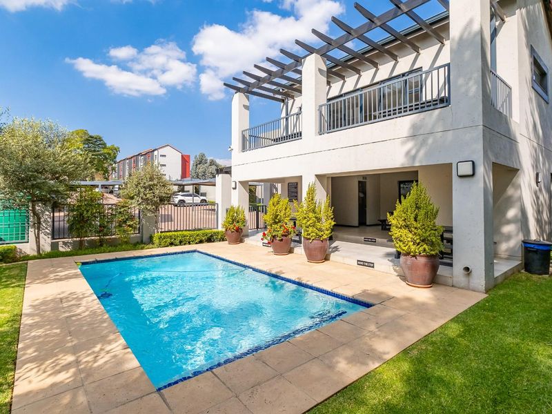 Modern Living in the Heart of Bryanston  - Airbnb Estate! - Photo 2