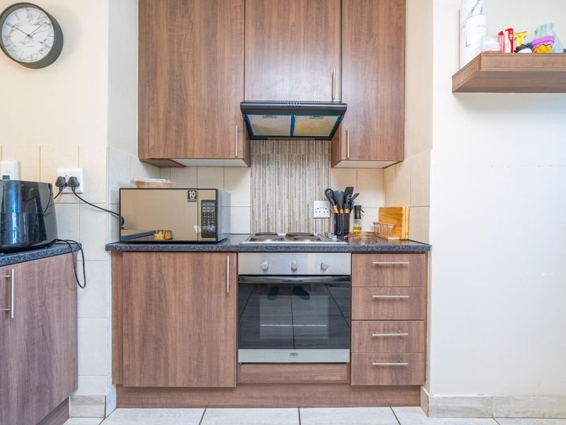 Prime Investment Opportunity: Modern Ground-Floor Living in the Heart of Bryanston - Photo 8