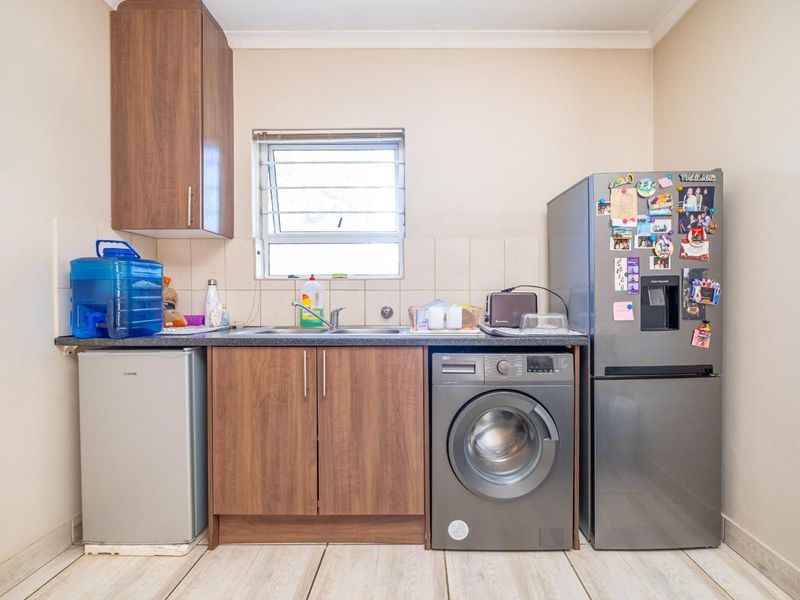 Prime Investment Opportunity: Modern Ground-Floor Living in the Heart of Bryanston - Photo 7