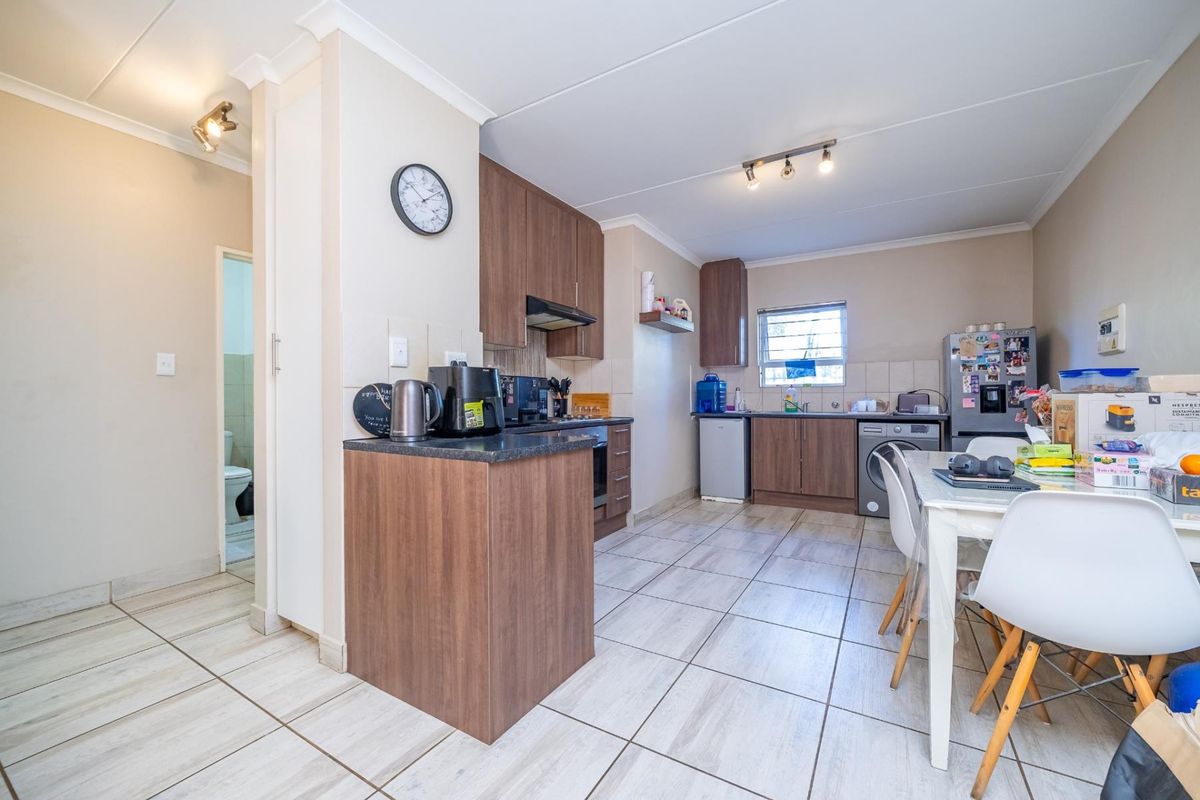 Prime Investment Opportunity: Modern Ground-Floor Living in the Heart of Bryanston - Photo 4
