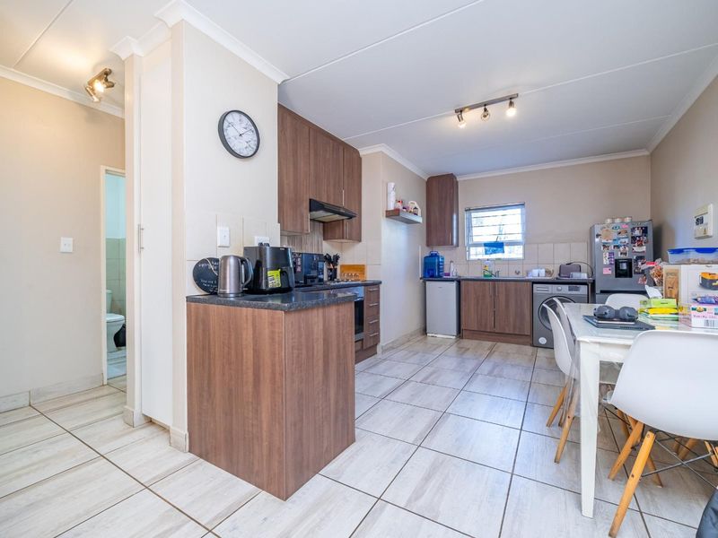 Prime Investment Opportunity: Modern Ground-Floor Living in the Heart of Bryanston - Photo 4