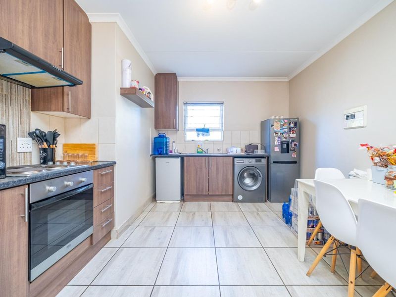 Prime Investment Opportunity: Modern Ground-Floor Living in the Heart of Bryanston - Photo 5