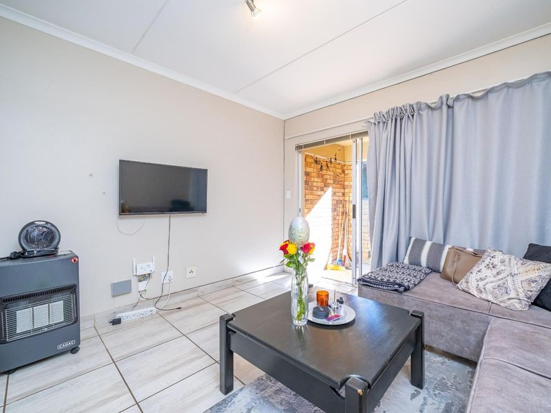 Prime Investment Opportunity: Modern Ground-Floor Living in the Heart of Bryanston - Photo 2