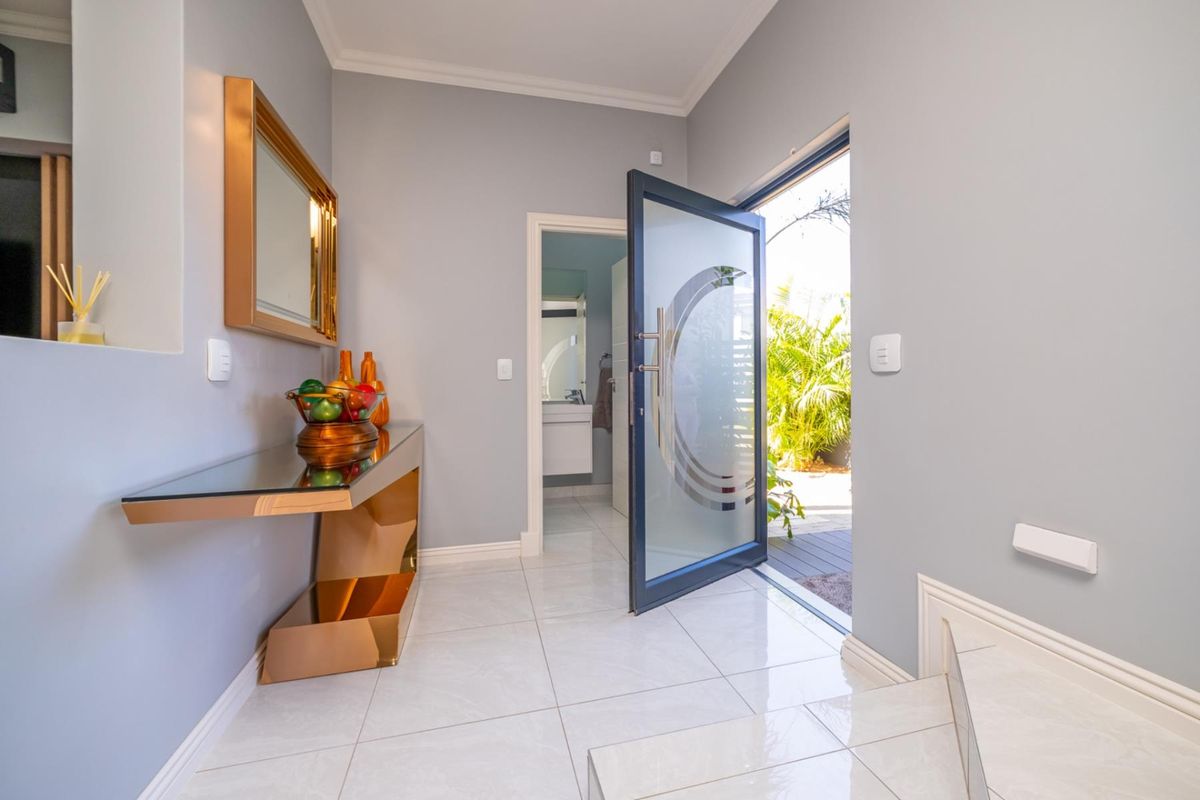 Elegant, immaculate 4- bedrooms and 2 receptions family home on tranquil setting! - Photo 3