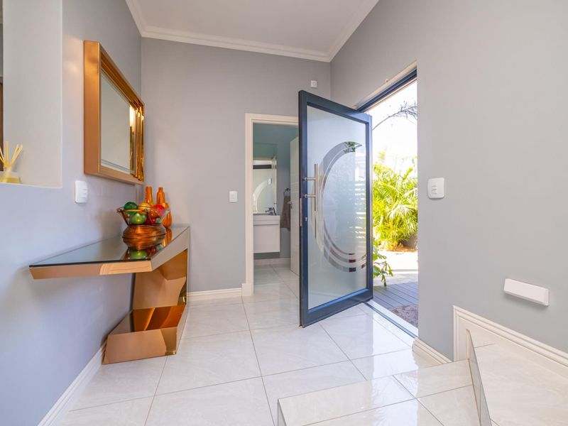 Elegant, immaculate 4- bedrooms and 2 receptions family home on tranquil setting! - Photo 3