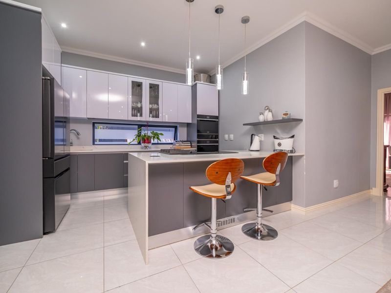 Elegant, immaculate 4- bedrooms and 2 receptions family home on tranquil setting! - Photo 8
