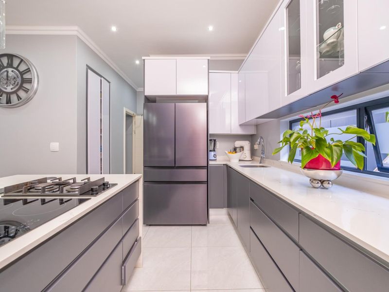 Elegant, immaculate 4- bedrooms and 2 receptions family home on tranquil setting! - Photo 9