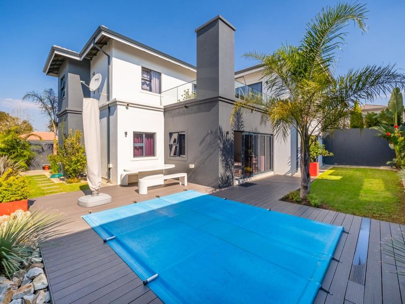Elegant, immaculate 4- bedrooms and 2 receptions family home on tranquil setting! - Photo 1