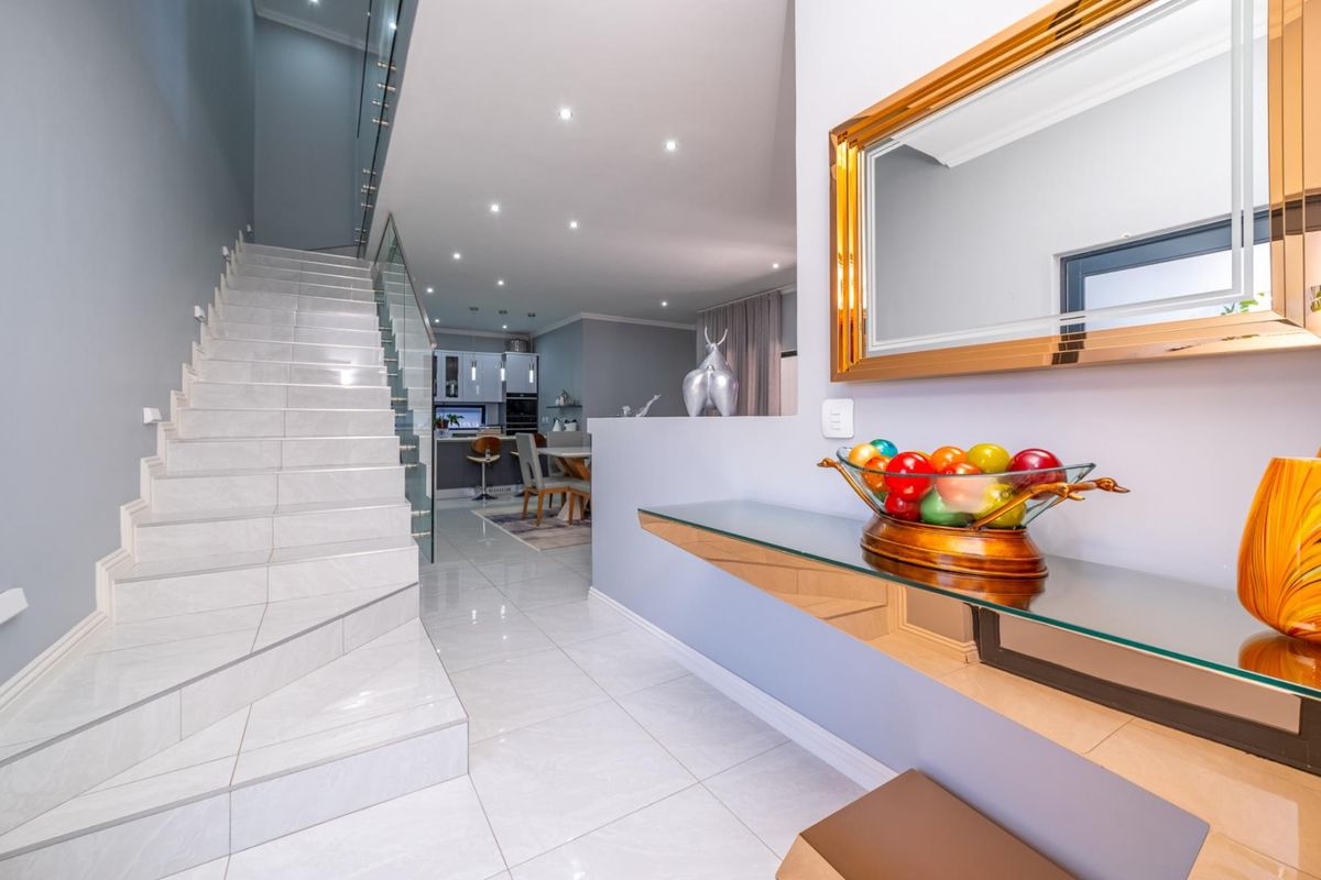 Elegant, immaculate 4- bedrooms and 2 receptions family home on tranquil setting! - Photo 2