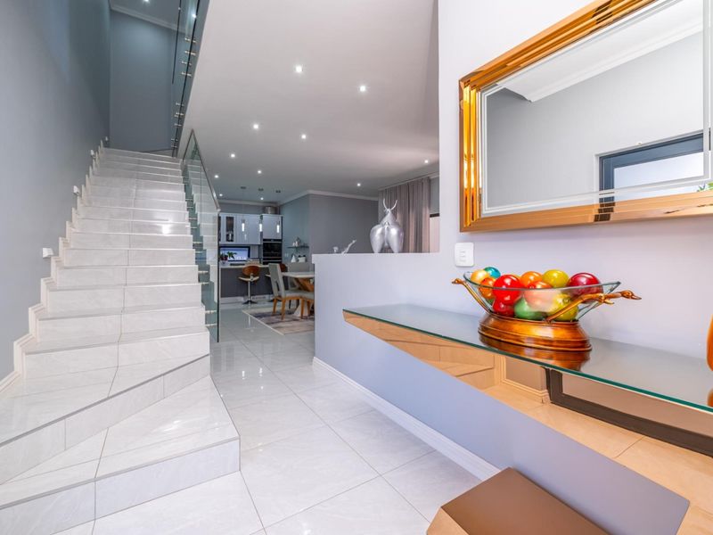Elegant, immaculate 4- bedrooms and 2 receptions family home on tranquil setting! - Photo 2