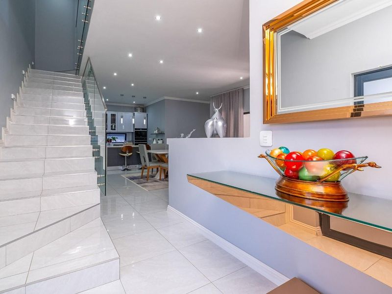 Elegant, immaculate 4- bedrooms and 2 receptions family home on tranquil setting! - Photo 2