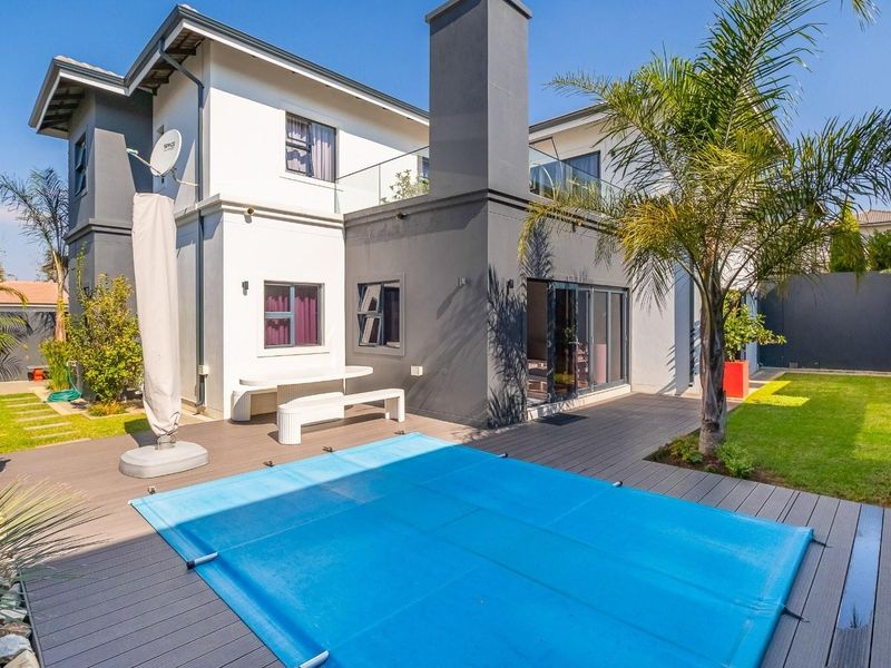 Elegant, immaculate 4- bedrooms and 2 receptions family home on tranquil setting! - Photo 1