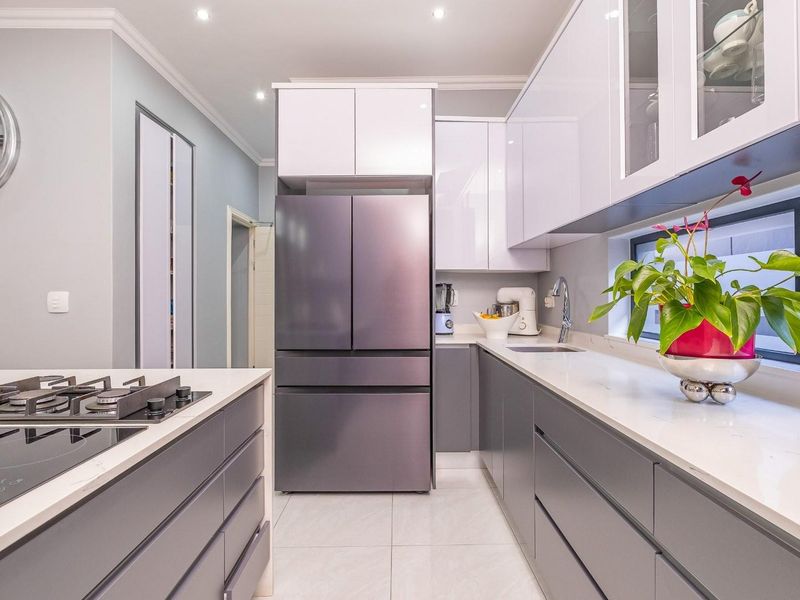 Elegant, immaculate 4- bedrooms and 2 receptions family home on tranquil setting! - Photo 9