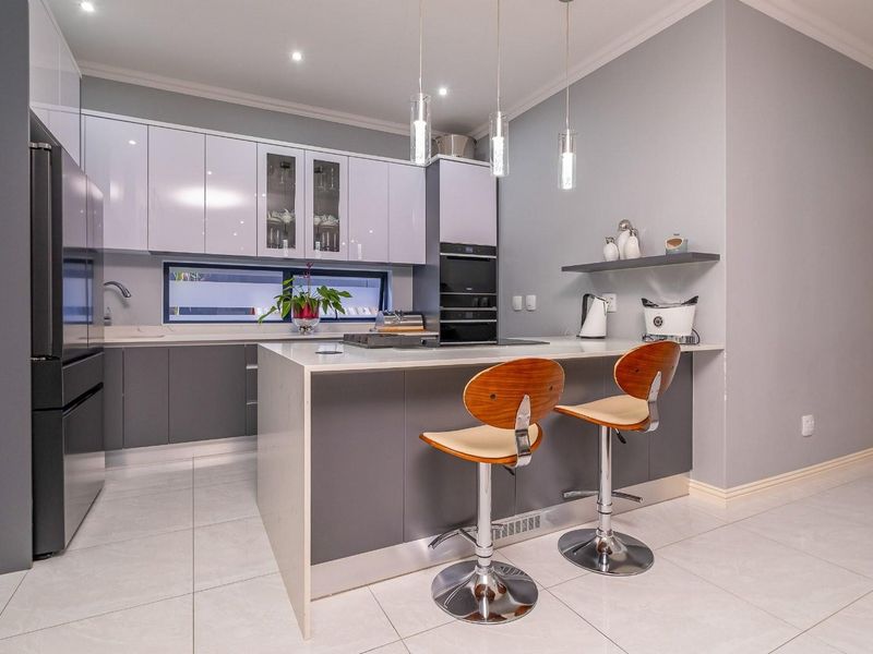 Elegant, immaculate 4- bedrooms and 2 receptions family home on tranquil setting! - Photo 8