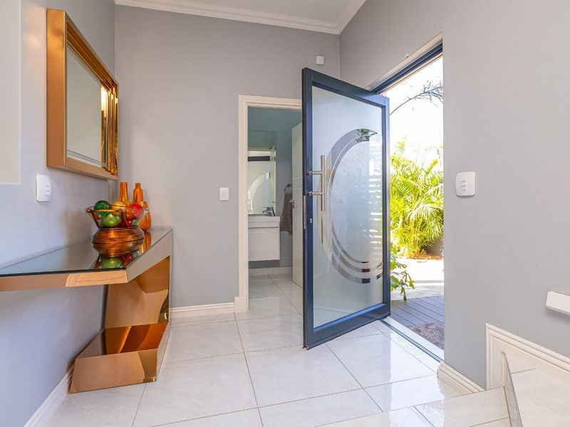 Elegant, immaculate 4- bedrooms and 2 receptions family home on tranquil setting! - Photo 3
