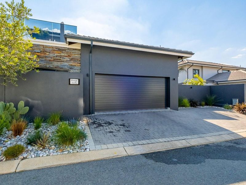 Elegant, immaculate 4- bedrooms and 2 receptions family home on tranquil setting! - Photo 1
